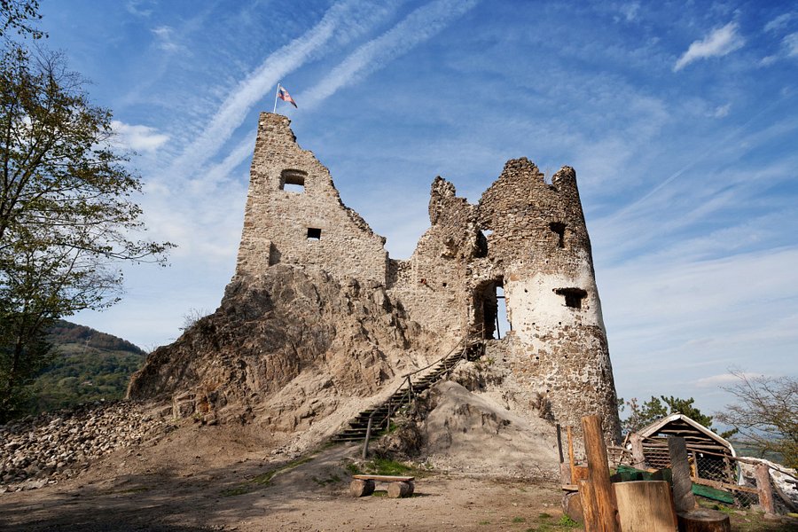Revište Castle ruins image