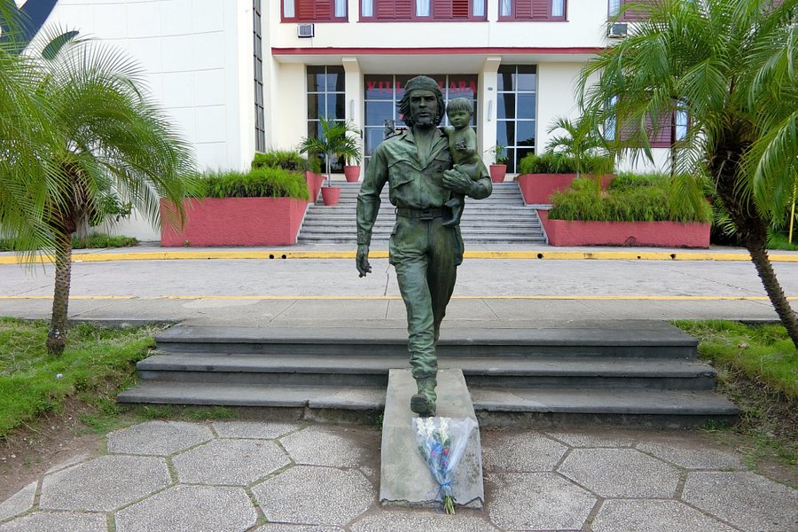 Statue of Che Guevara Holding a Child image