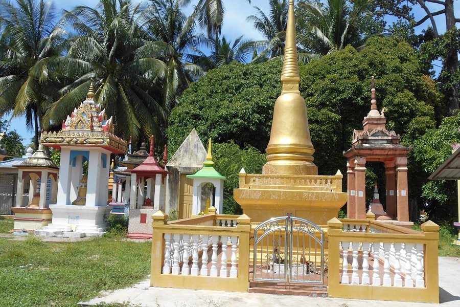 Wat Pikulthong Standing Buddha image