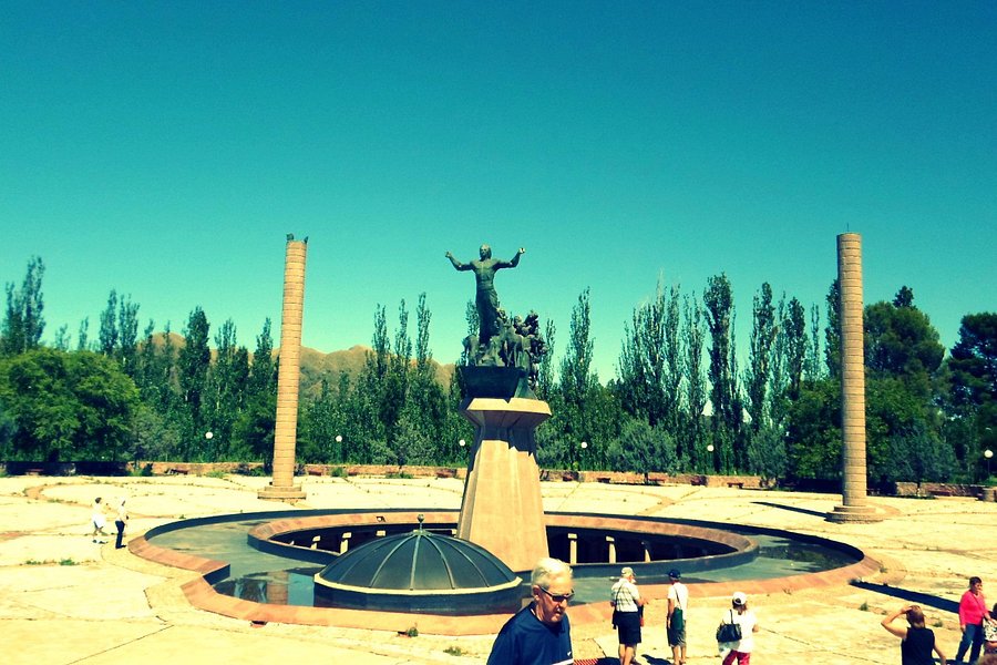 Pueblo Puntano Monument of Independence image