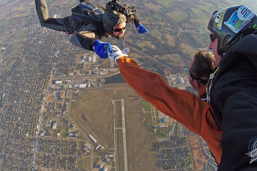Scissortail Skydiving image