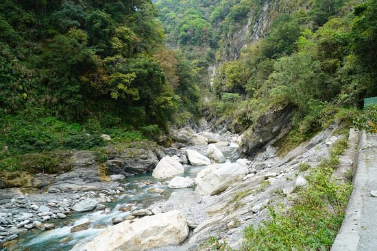 Yanzihkou Trail (Swallow Grotto) image