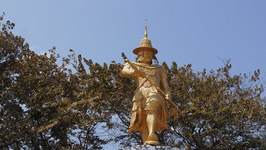 Statue of King Bayinnaung image