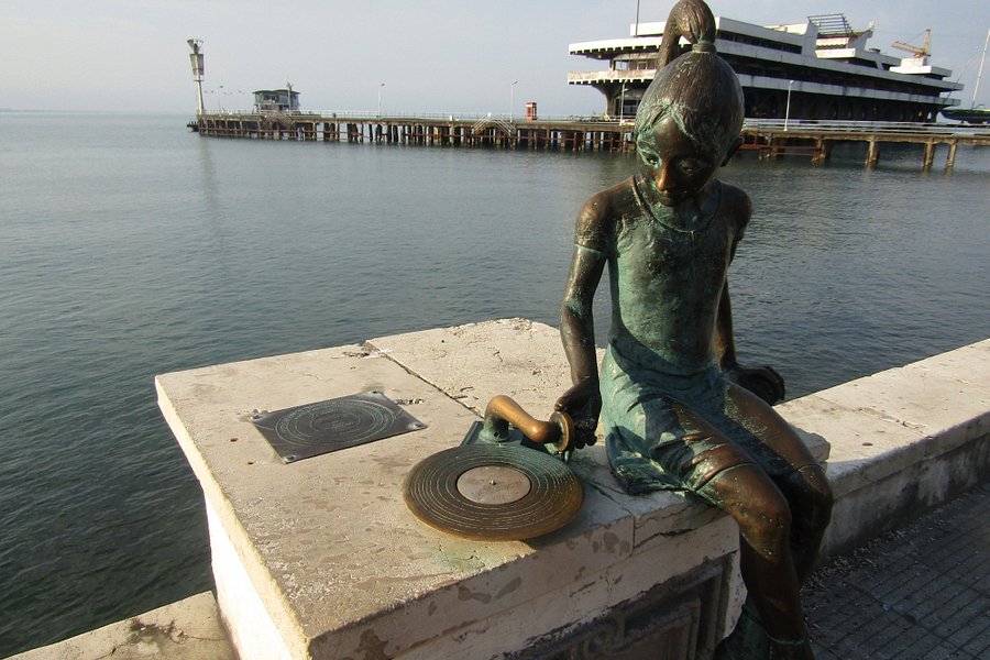Sculpture Nika and Record Player image