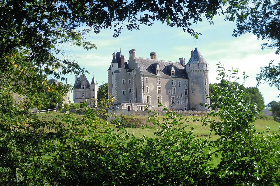 chateau Montpoupon image