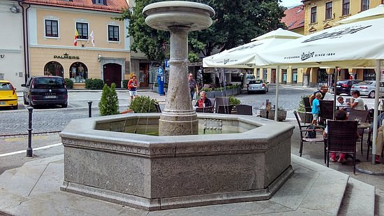 Kettejev vodnjak na trgu image