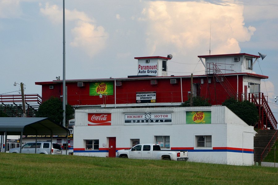 Hickory Motor Speedway image