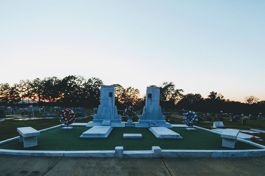 Hank Williams Memorial - Oakwood Annex Cemetery image