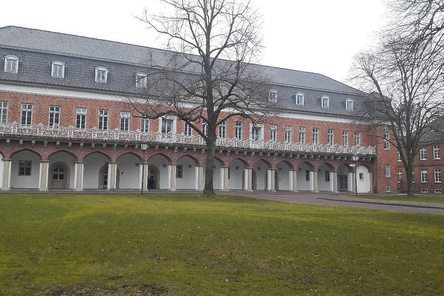 Auricher Schloss image