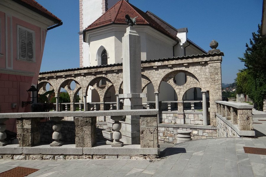 Plecnik's arcade and fountain image