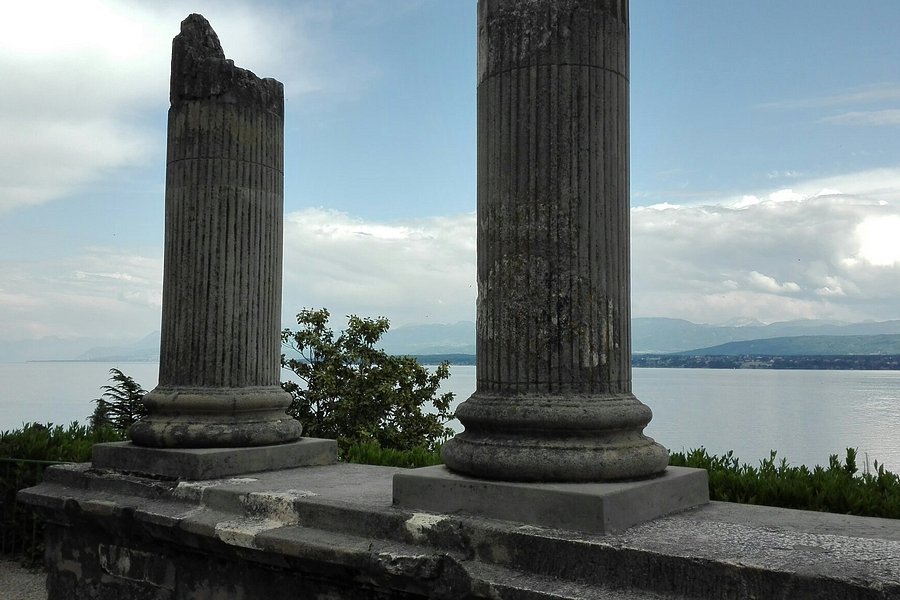 Roman Columns image