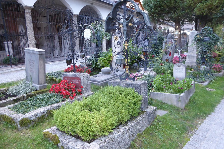 Petersfriedhof image