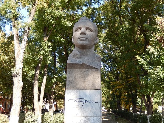 Monument-Bust to Yuriy Gagarin image