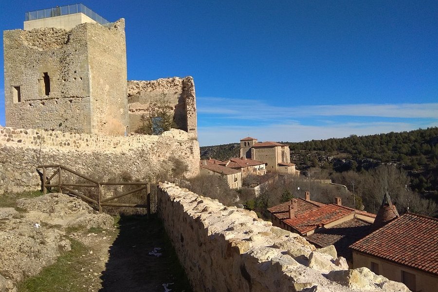 Castillo y Pueblo de Calatanazor image