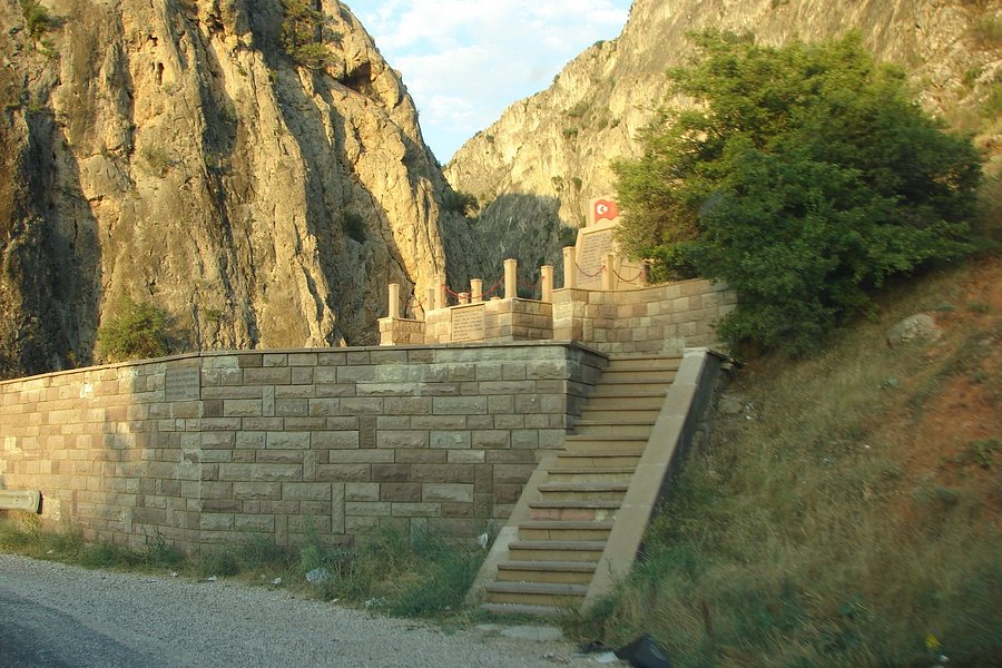 Acemoglu Koprusu Sehitler Anıtı image