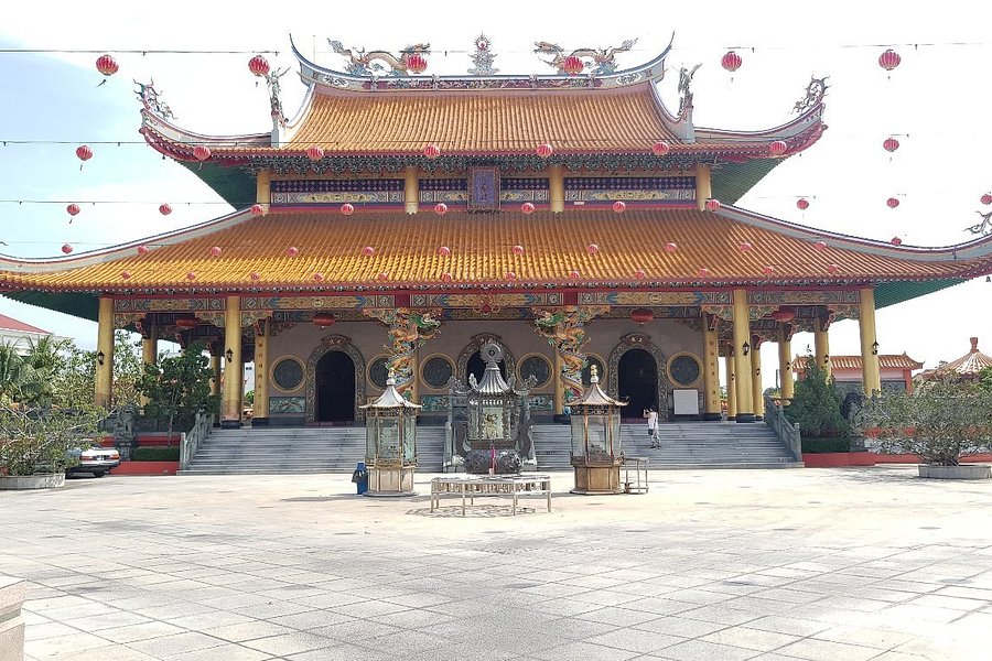 Lian Hua San Ching Tien Temple image