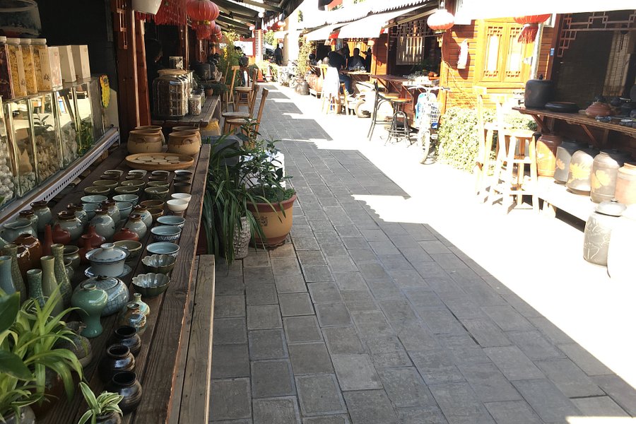 Yunnan Wholesale Tea Market image