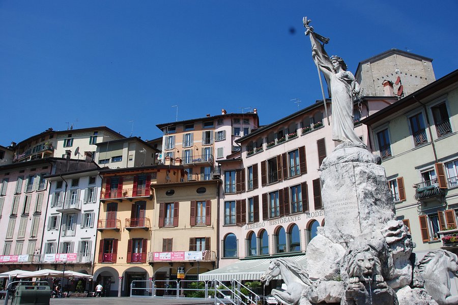 Fontana di Piazza XIII Martiri di Lovere image