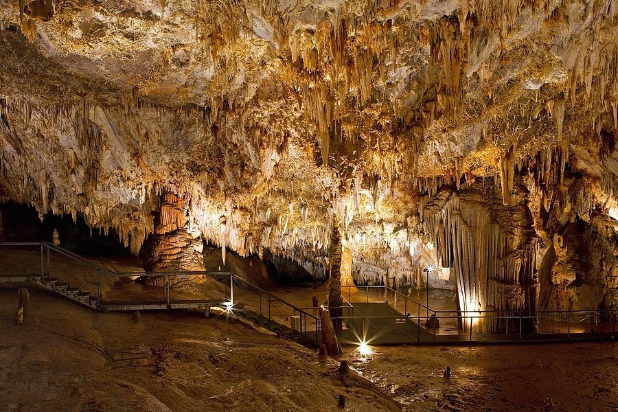 Cueva de Pozalagua image