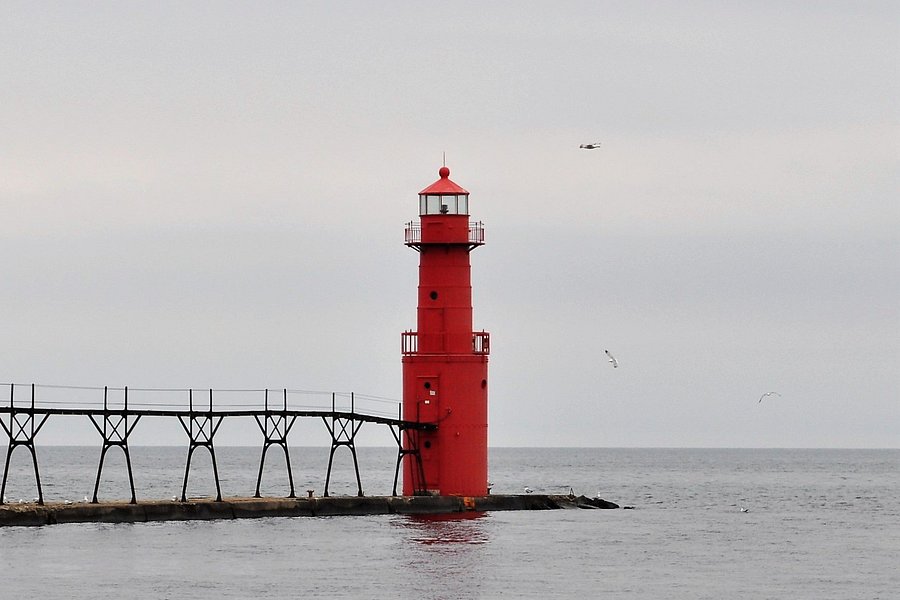 Algoma Pierhead Lighthouse image