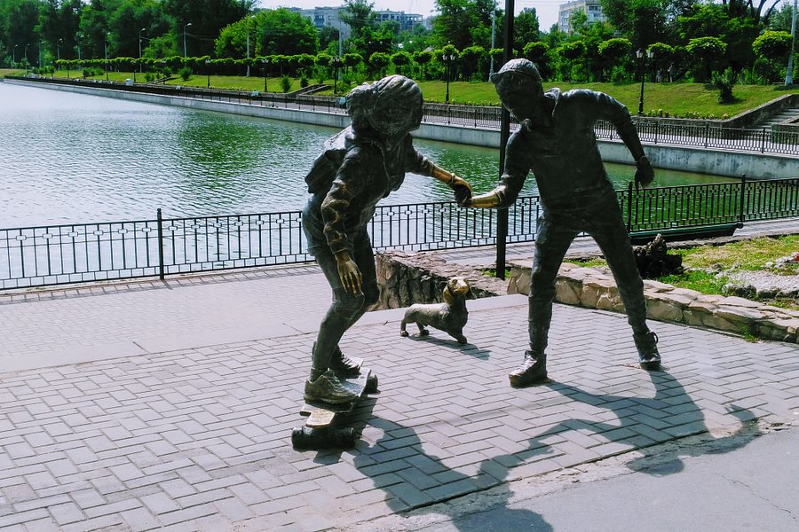 Sculpture of Skateboarders image