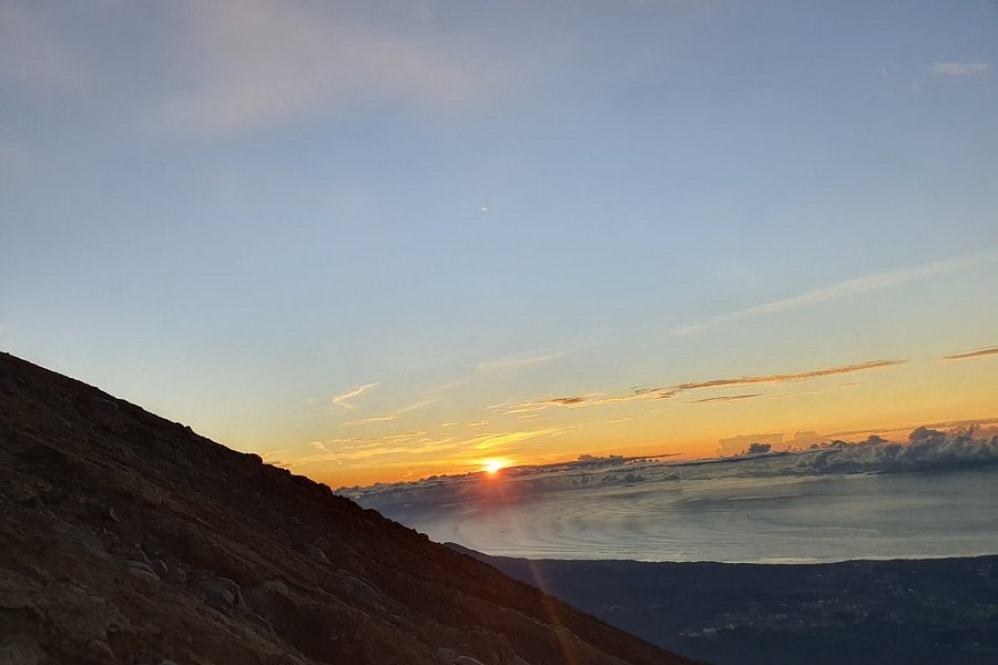 Wayan Darta Mount Agung Trekking image