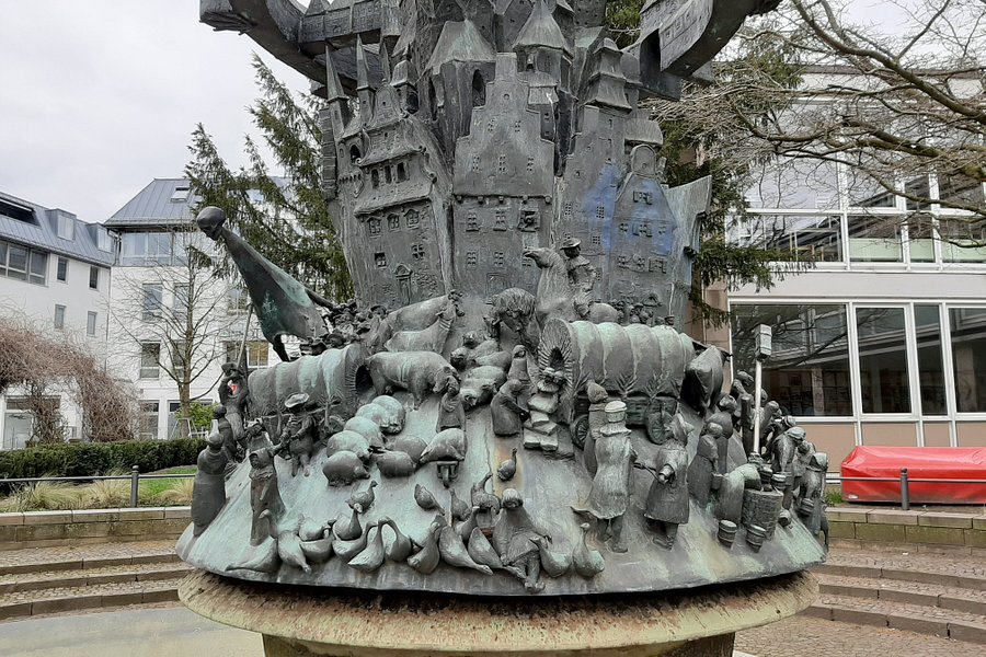 Bürgerbrunnen mit Kaiser Friedrich Barbarossa image