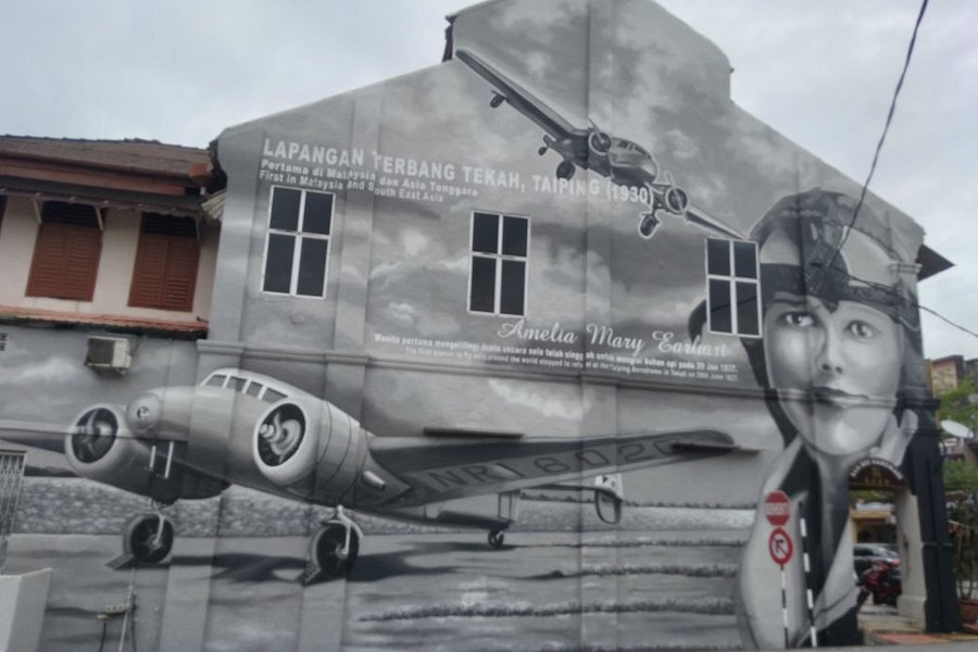 Mural of Aviator Amelia Earhart image