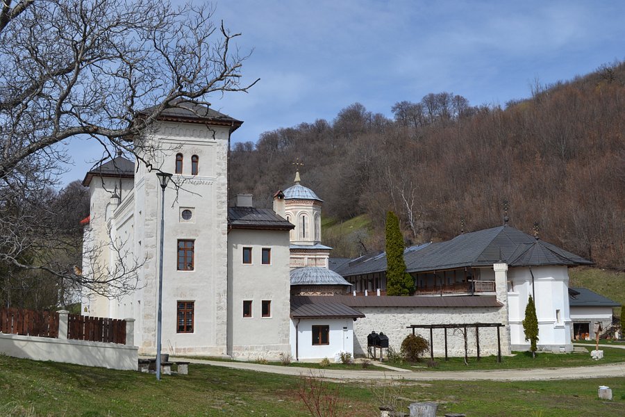 Arnota monastery image