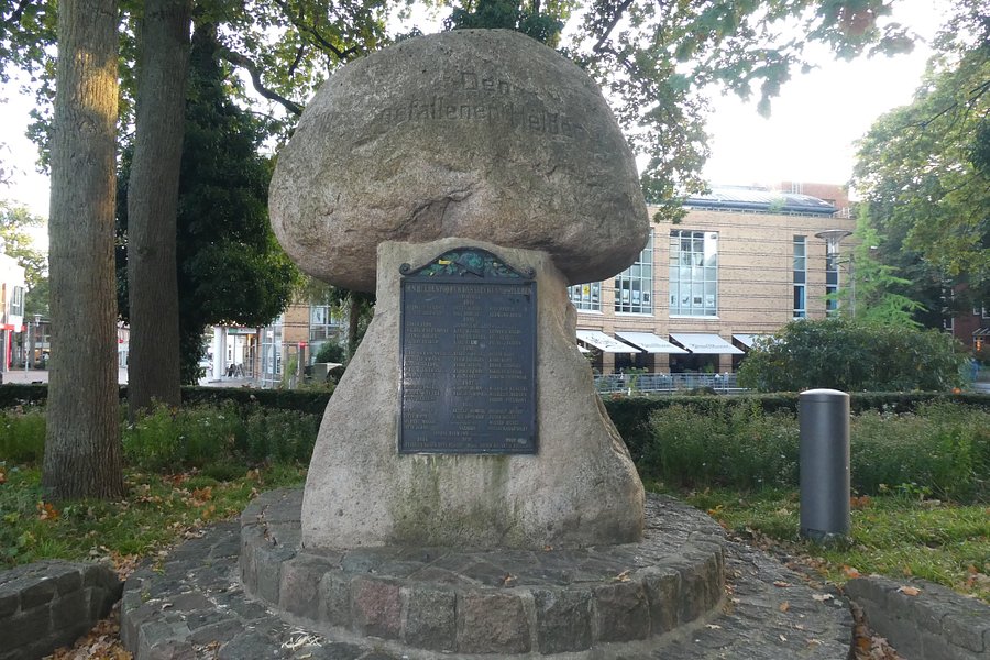 Statue ''kriegerdenkmal'' image